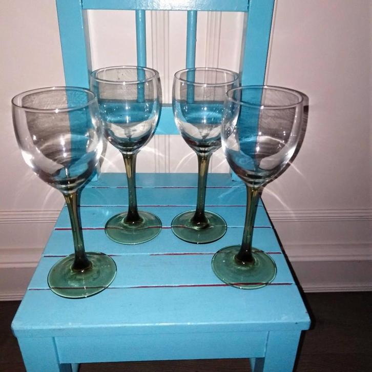 Luminarc wijnglazen op bruine voet 4 stuks, Huis en Inrichting, Keuken | Servies, Zo goed als nieuw, Glas of Glazen, Overige stijlen