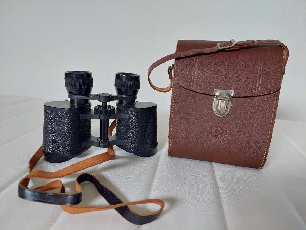 Antieke Agfa verrekijker 8x30 met originele houder, Gebruikt, 8 tot 12x, Met hoes of tas, Porro (met knik)