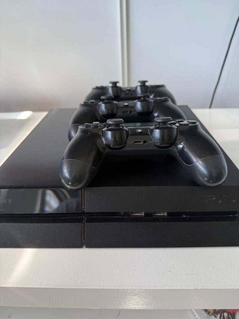 PS4 met 3 controllers, Spelcomputers en Games, Spelcomputers | Sony PlayStation 4, Ophalen, 500 GB, Zo goed als nieuw, Met 3 controllers of meer