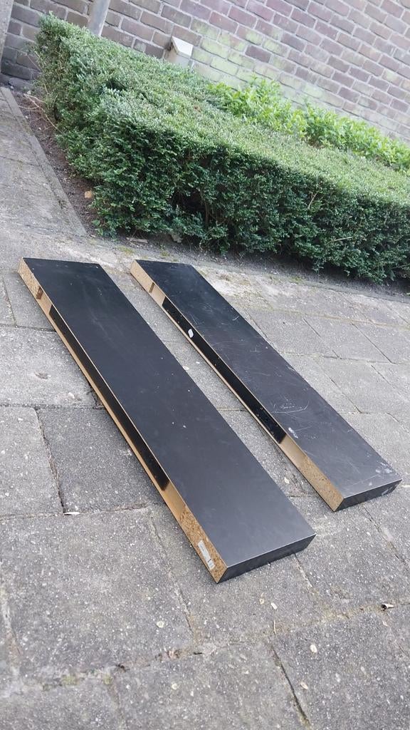 IKEA LACK twee zwarte wandplanken, Ophalen