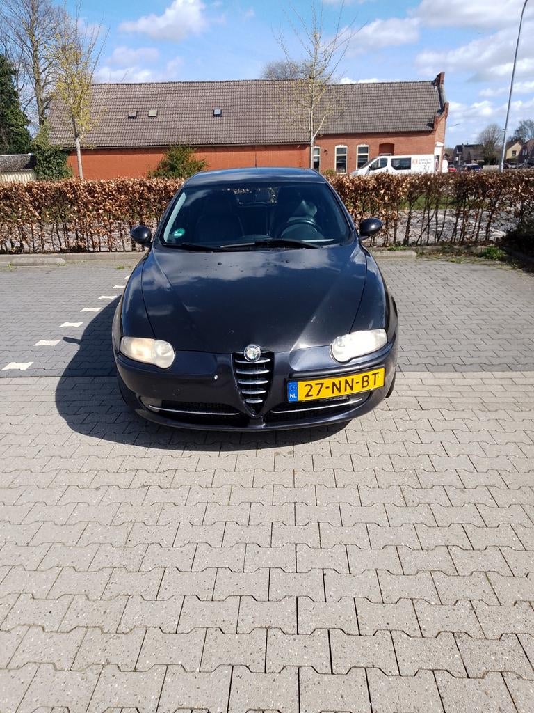 Alfa Romeo 147 1.6 T.spark 16V 77KW 5DR 2003 Zwart NW APK!, Auto's, Voorwielaandrijving, Zwart, 4 cilinders, Stoelverwarming