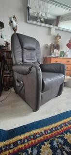 luxe elektrische opsta-stoel / relaxfauteuil in zwart leder, Huis en Inrichting, Fauteuils, Ophalen, Gebruikt, 50 tot 75 cm, Leer