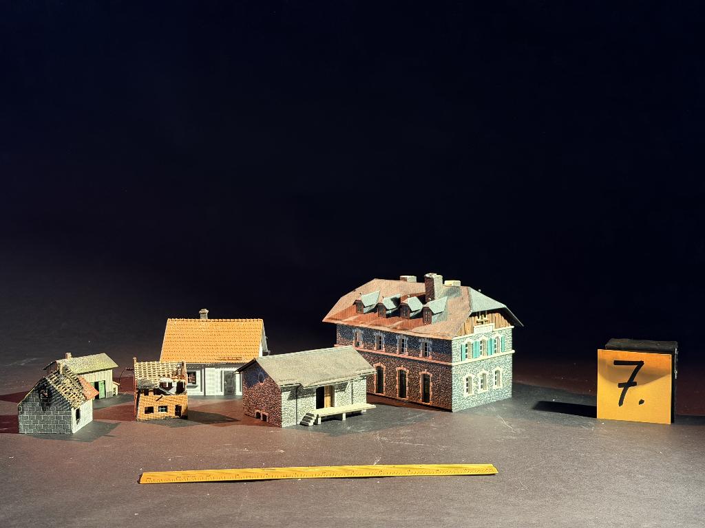 MODELBOUW/ DIORAMA:Stationsgebouw, perron en bijgebouwen (7), Hobby en Vrije tijd, Ophalen of Verzenden, Gebruikt, 1:50 of kleiner