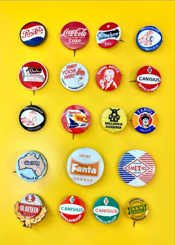 Verzameling van 38 buttons o.a. Pepsi, Coca Cola, Fanta, Verzamelen, Ophalen of Verzenden, Gebruikt, Merk, Button