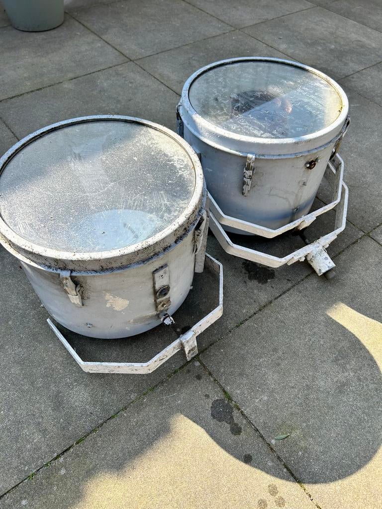 Twee scheepslampen/zoeklicht, Ophalen