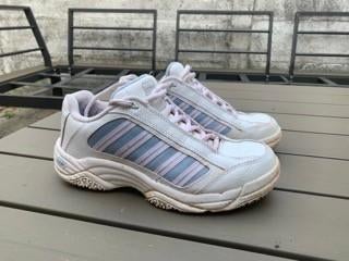 Dames tennisschoenen maat 39 - wit met blauwe accenten, Sport en Fitness, Tennis, Ophalen of Verzenden, Racket, Wilson, L00