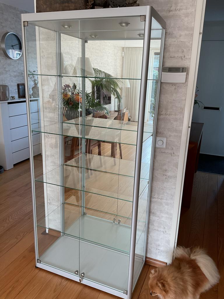 Aluminium vitrinekast met glazen deuren en spiegelwand, Gebruikt, Glas, 150 tot 200 cm, 25 tot 50 cm