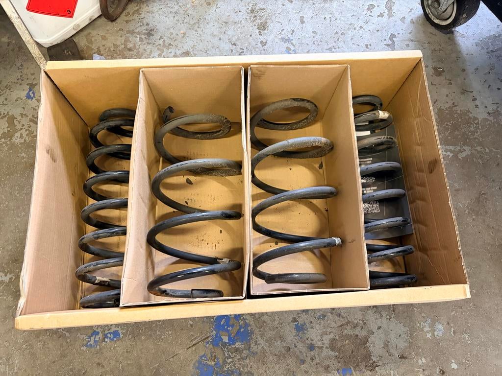 Originele veren rondom voor VW Tiguan MK2 2.0 TSI, Ophalen, Gebruikt, Volkswagen