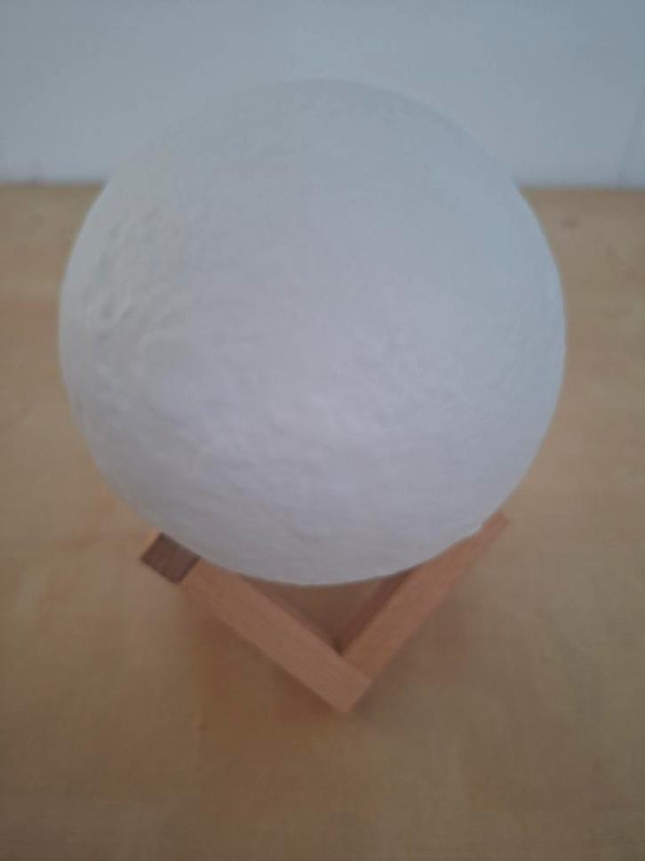 Sfeervolle Maanlamp met Kleurverandering en Houten Standaard, Huis en Inrichting, Lampen | Overige, Zo goed als nieuw, Ophalen of Verzenden