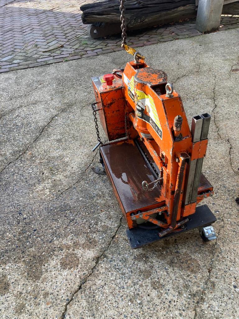 Steenknipmachine Almi, Ophalen, Gebruikt