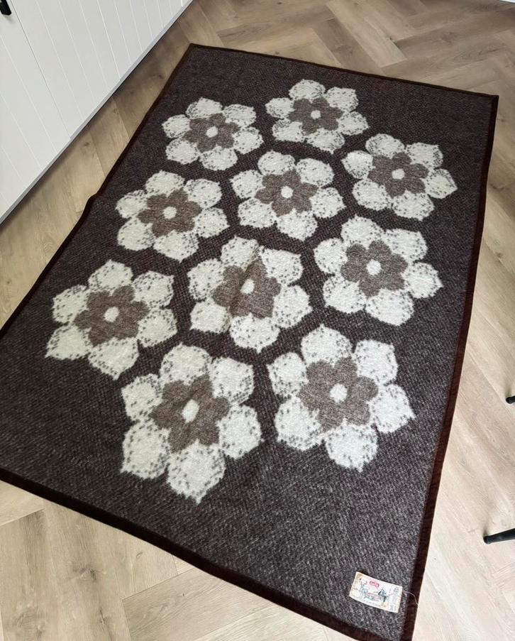 Aabe vintage wollen deken – retro bloemen plaid – design, Huis en Inrichting, Woonaccessoires | Plaids en Woondekens, Gebruikt