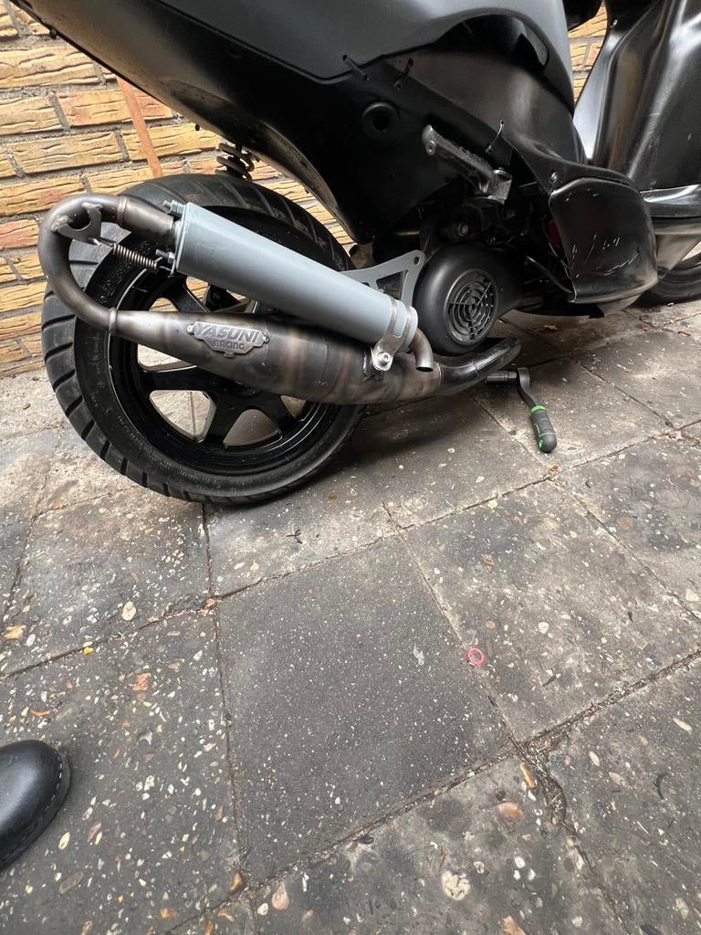 Yasuni r, Fietsen en Brommers, Brommeronderdelen | Scooters, Ophalen of Verzenden, Zo goed als nieuw, Uitlaat