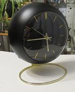 Karlsson Globe tafel quartz klok voor een stijlvol interieur, Ophalen of Verzenden, Zo goed als nieuw, Wandklok