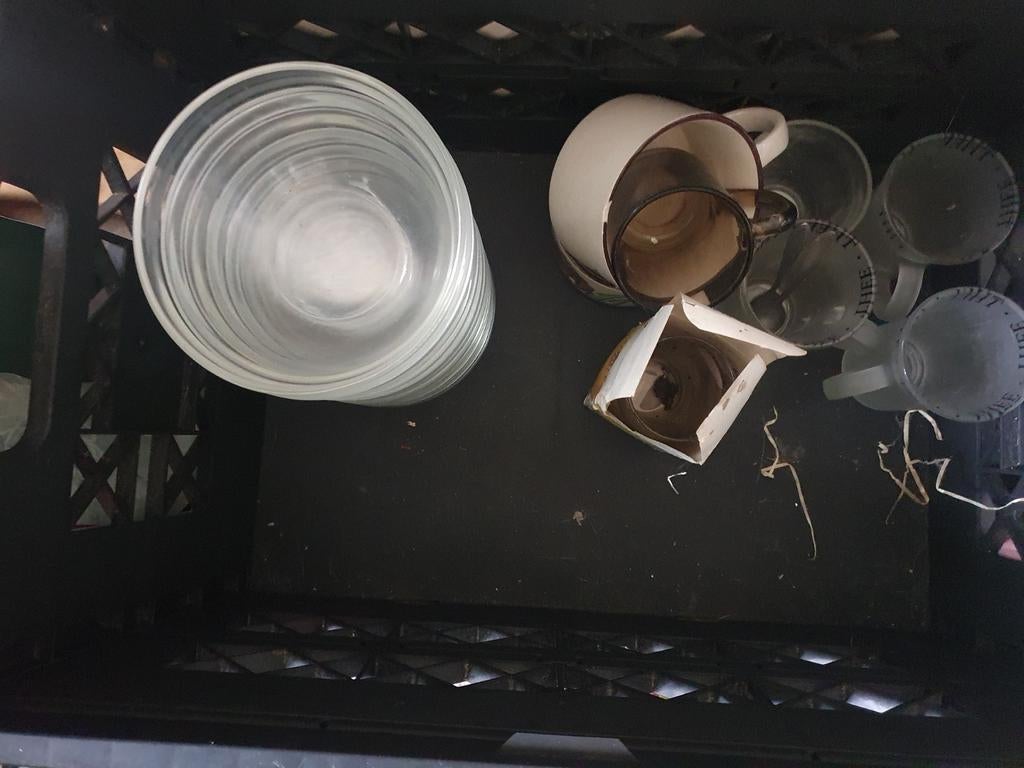 Glazen en schaaltjes en soepkommen, Ophalen