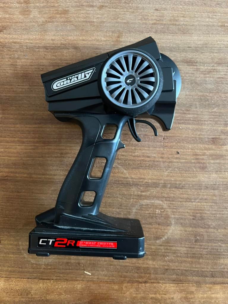 TEAM CORALLY ZENDER, Hobby en Vrije tijd, Modelbouw | Radiografisch | Auto's, Ophalen of Verzenden, Zo goed als nieuw, Overige schalen