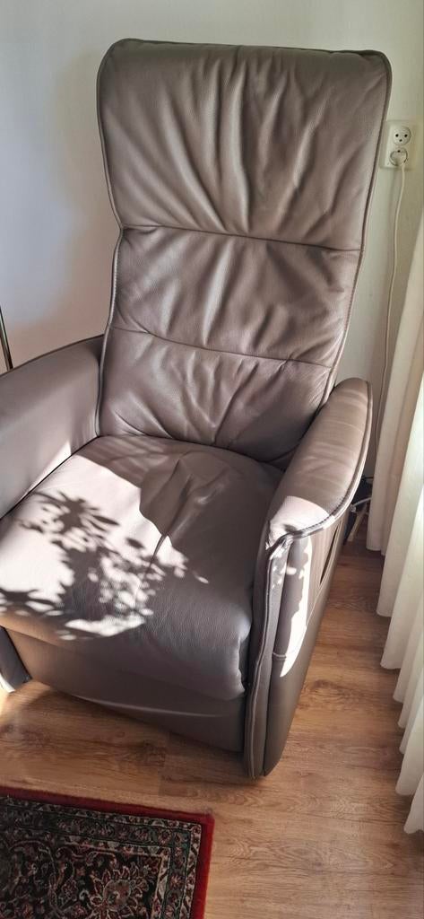 Leren sta op stoel, relax stoel groot formaat, elektrisch, Ophalen, 75 tot 100 cm, Leer, 50 tot 75 cm