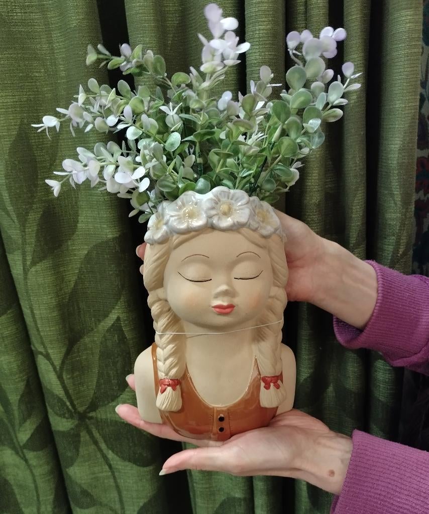 Bloempot meisje met vlechtjes en bloemenkrans, Kwastje-over-Kastje, Nieuw, Ophalen of Verzenden, Kwastjeoverkastje@gmail.com
