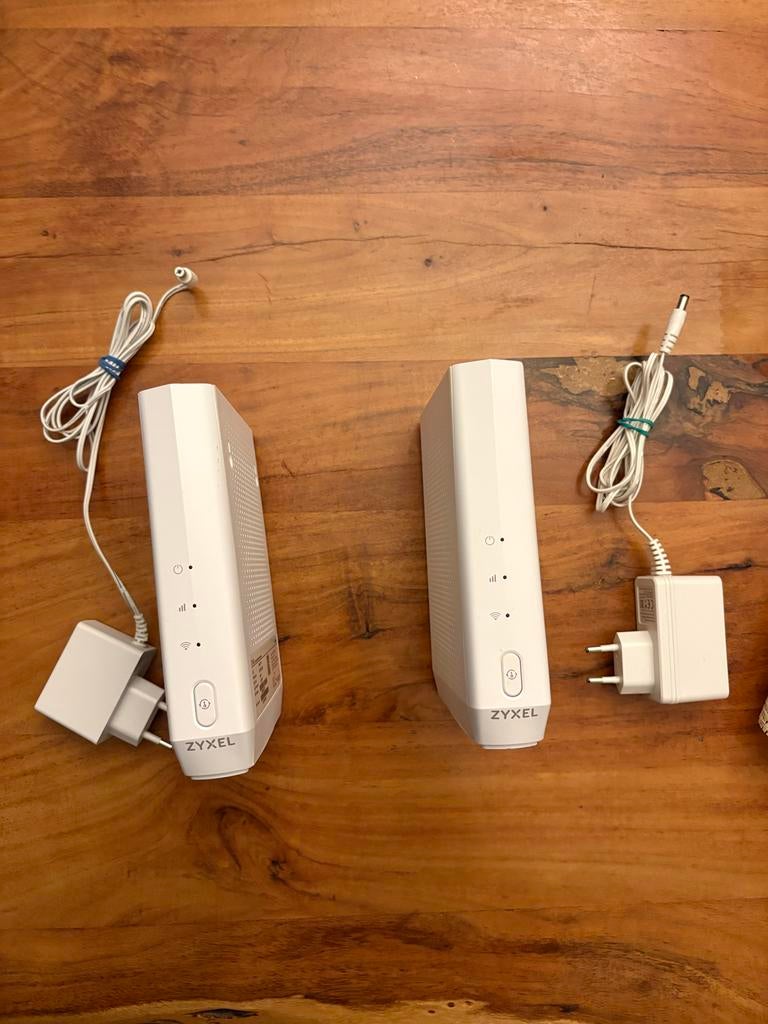 2x Zyxel Routers met adapters, Computers en Software, Routers en Modems, Ophalen of Verzenden, Zo goed als nieuw, Router