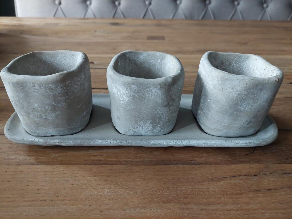 3 schattige bloempotjes op plateau stoer en sober, Ophalen of Verzenden, Zo goed als nieuw, Vierkant, Overige materialen