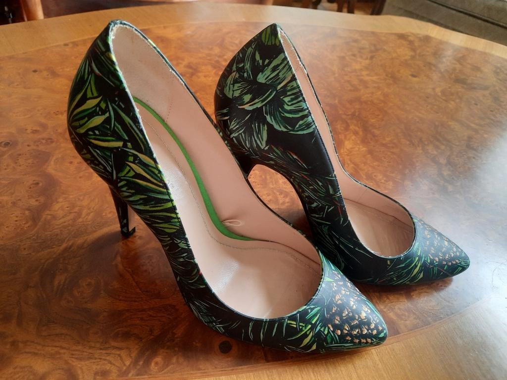 Groene pumps met bladmotief. Maat 38., Ophalen of Verzenden, Zo goed als nieuw, Groen, Pumps