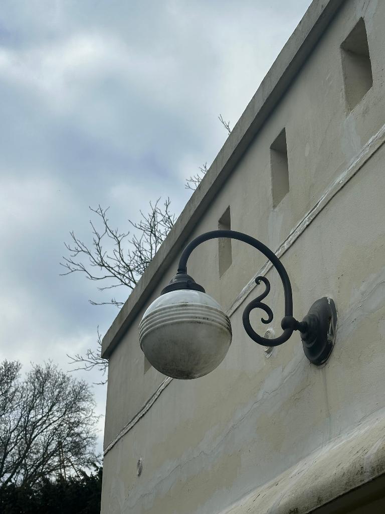 * Antieke koper/messing buitenlantaarn met melkglazen bol *, Ophalen, Gebruikt, Minder dan 50 cm, Retro, antiek, stallamp, koetslamp, lantaarn