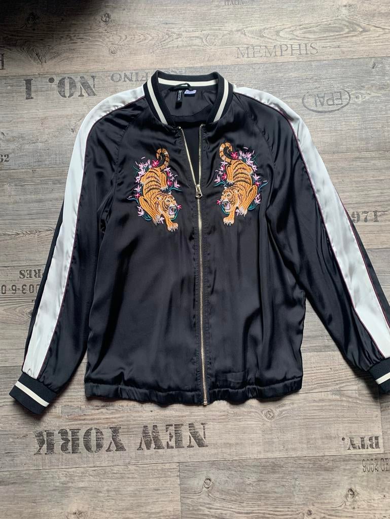 Satijnen bomberjack met tijger borduursel, Kleding | Dames, Jassen | Zomer, Verzenden, Zo goed als nieuw, Maat 34 (XS) of kleiner