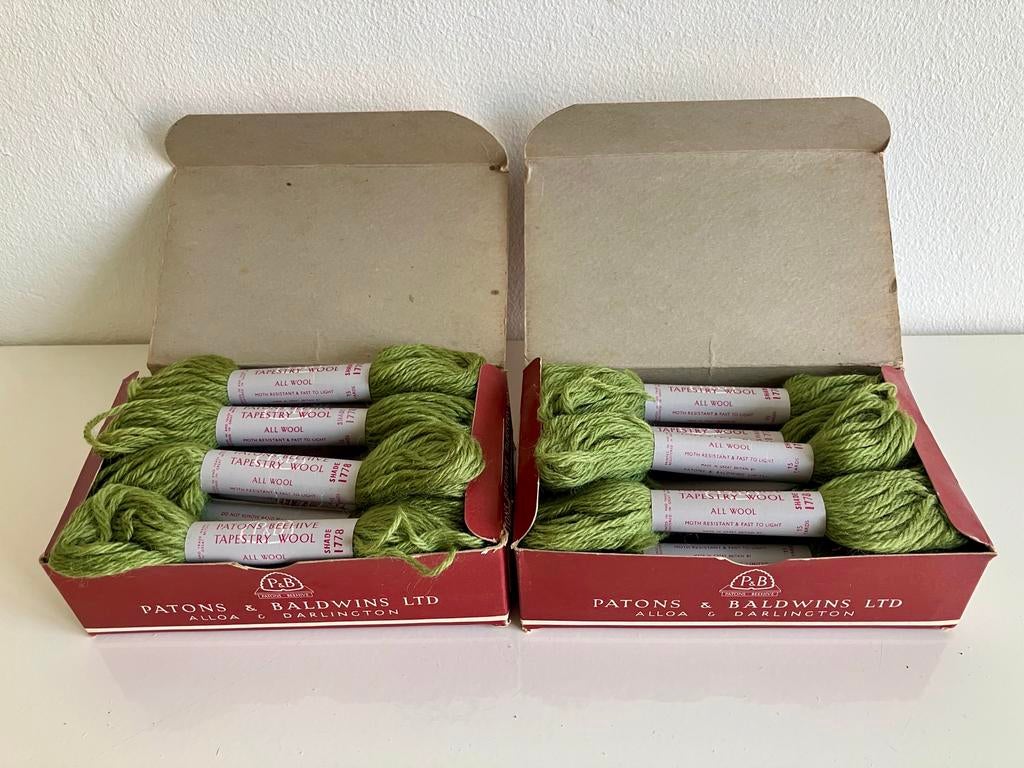 Borduurwol Patons Beehive, kleur 1778, originele doos, Ophalen of Verzenden, Nieuw, Handborduren, Borduurgaren of Zijde