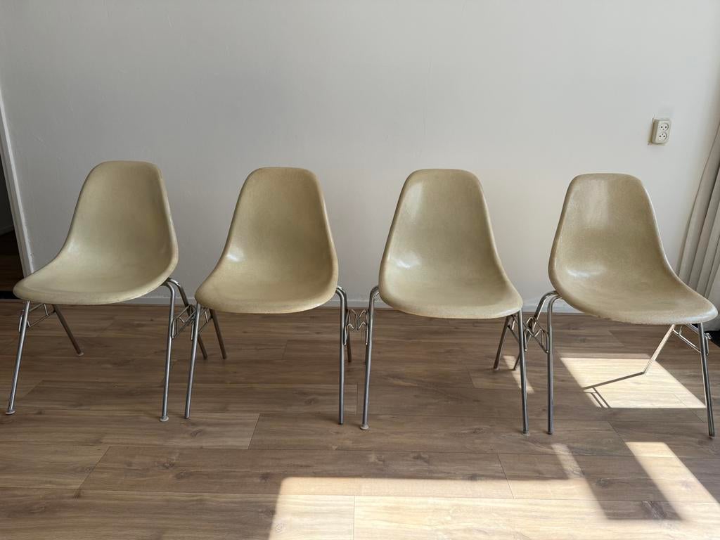 4x Eames DSS fiberglass stoelen Parchment vintage, Huis en Inrichting, Stoelen, Ophalen, Gebruikt, Vintage, Vier