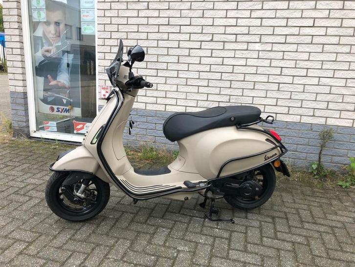SUPER MOOIE:VESPA SPRINT S 45KM OF 25KM DESERT STORM BJ2015, Fietsen en Brommers, Brommers | Tuning en Styling