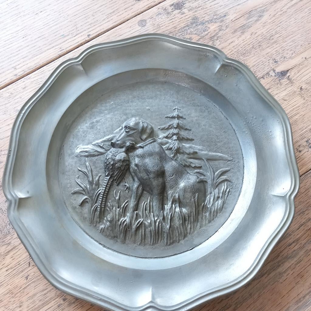 Vintage tinnen bord met reliëf: hond met fazant, Ophalen of Verzenden
