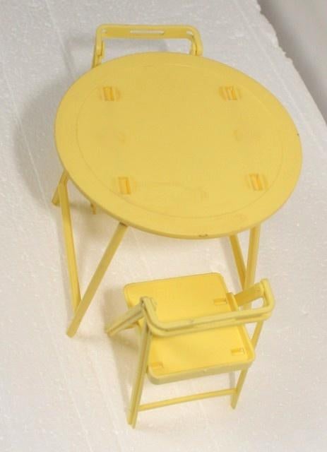 Barbie Magical Motor Home klapstoelen en -tafel, Kinderen en Baby's, Speelgoed | Poppen, Zo goed als nieuw, Barbie, Ophalen of Verzenden