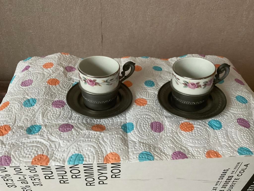 2 Porseleinen kopjes met tinnen schotels en houders, Antiek en Kunst, Ophalen of Verzenden