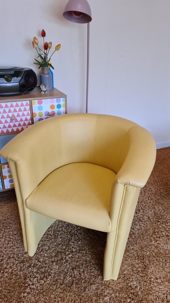 Kuipstoel  fauteuil  kunstleer   in een zacht gele kleur, Ophalen, Kunststof, Overige kleuren, Zo goed als nieuw