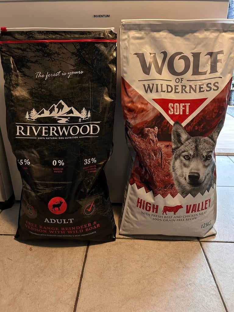 Honden voer van riverwood en wolf  2 zakken van 12kg p.st, Dieren en Toebehoren, Ophalen, Hond