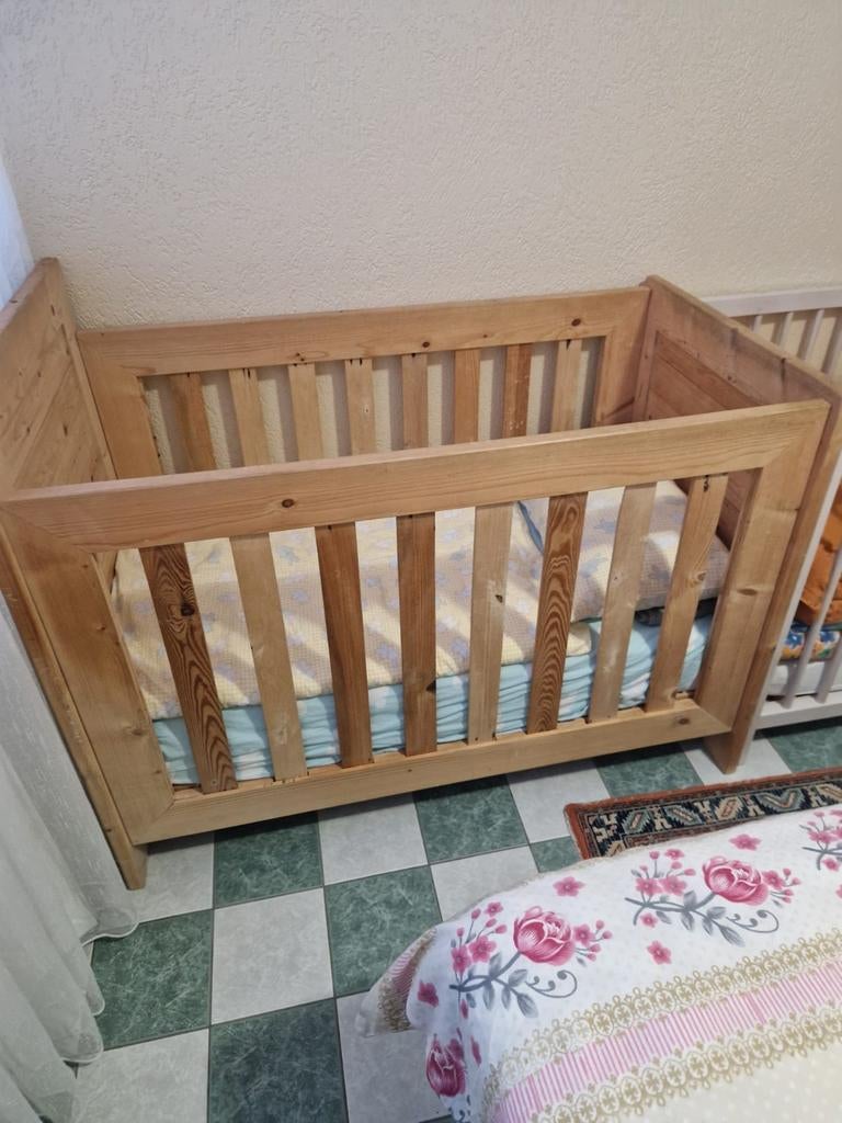 Stevig houten ledikant voor baby of peuter, Kinderen en Baby's, Babywiegjes en Ledikanten, Ophalen, Gebruikt, Ledikant
