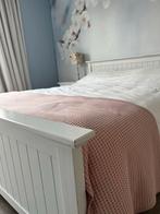 Wit tweepersoonsbed met hoofdbord en nachtkastje, Ophalen, Tweepersoons, Landelijk., 160 cm