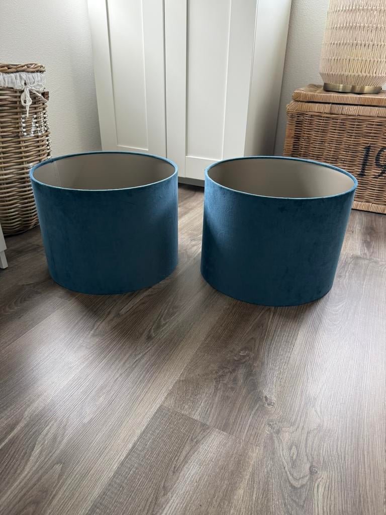 Twee grote lampenkappen velvet blauw nieuwstaat, Tuin en Terras, Ophalen of Verzenden, Zo goed als nieuw, Rond, Minder dan 30 cm