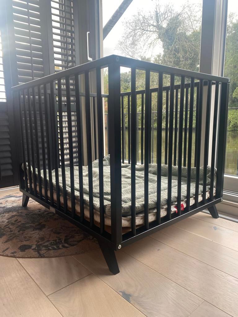 Bopita Retro Box Zwart - Stijlvolle en Stevige Babybox, Kinderen en Baby's, Boxen, Ophalen, Gebruikt, Vierkant, In hoogte verstelbaar