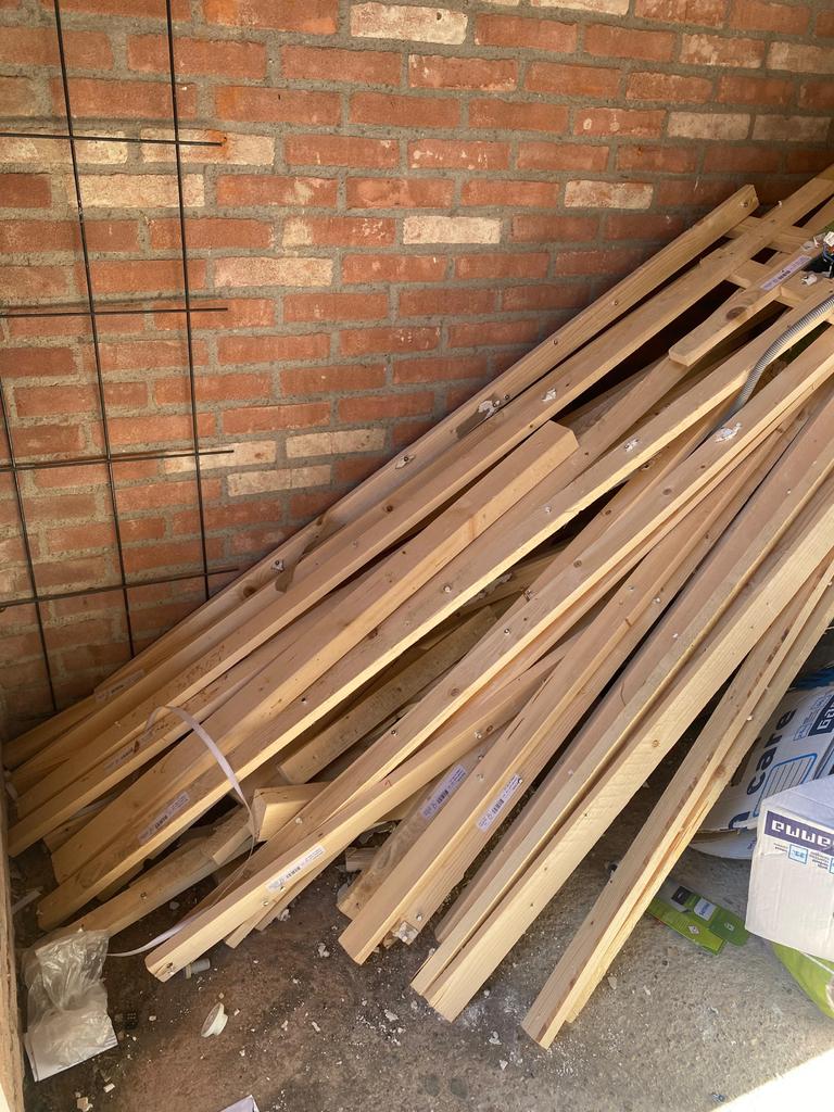 Diverse houten balken, Ophalen, Gebruikt, 25 tot 50 mm, 250 tot 300 cm