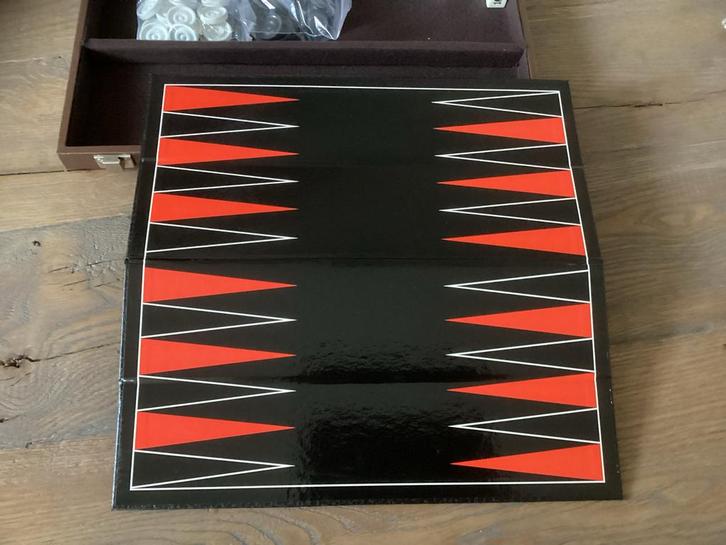 Backgammon spel in koffer, nieuw, Hobby en Vrije tijd, Gezelschapsspellen | Bordspellen, Gebruikt, Een of twee spelers, Reisspel