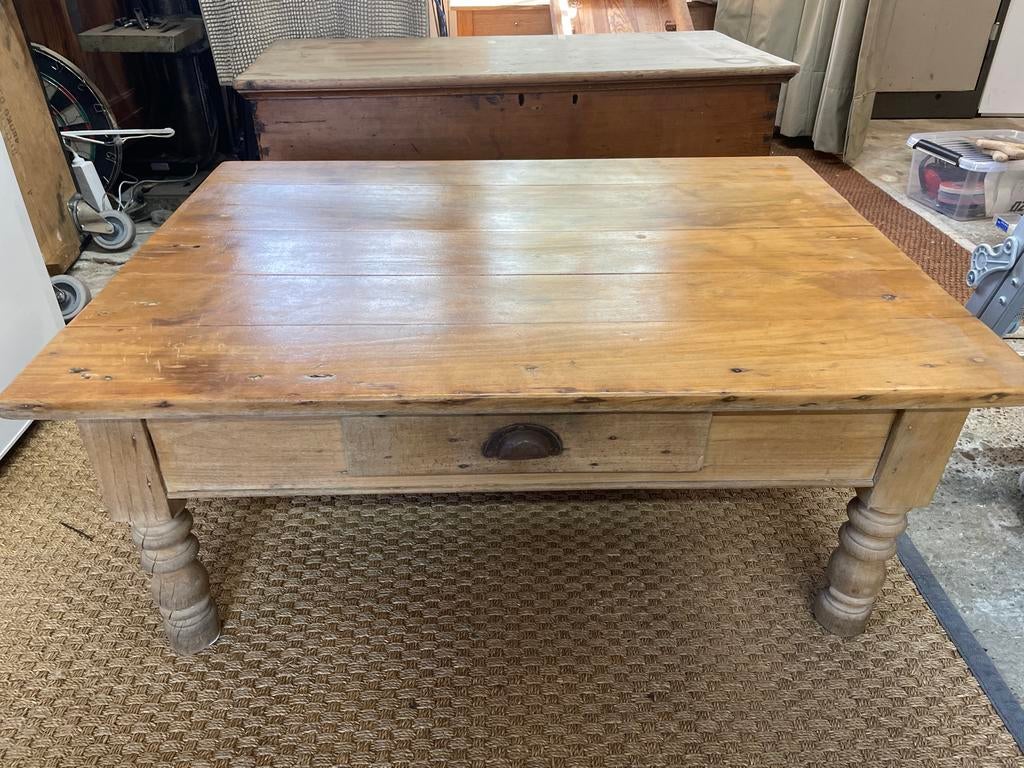 Antieke grenen salontafel met lade, Ophalen