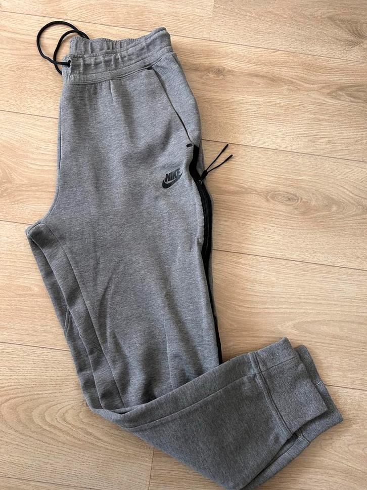 Nike Tech Joggingbroek Grijs, Kleding | Dames, Sportkleding, Gedragen, Overige typen, Maat 38/40 (M), Grijs, Ophalen of Verzenden