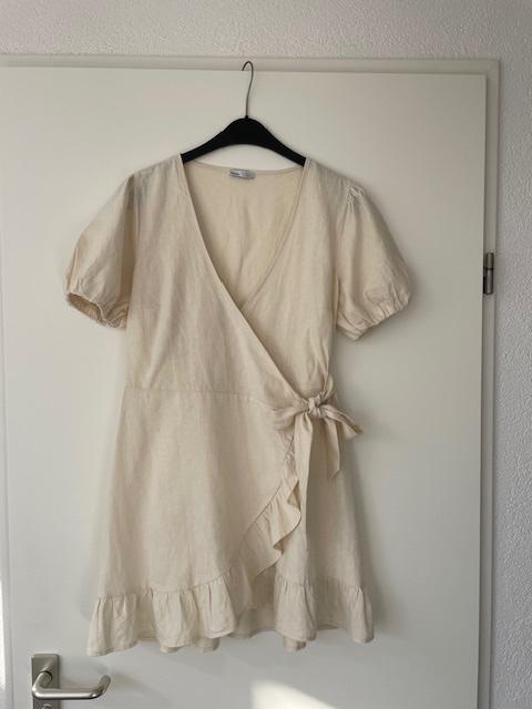 Bershka Overslagjurk – Wikkeljurk maat M, Maat 38/40 (M), Beige, Knielengte, Gedragen