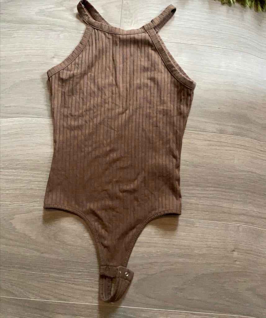 NA-KD body bruin ribstof maat XS, Kleding | Dames, Bruin, Nieuw, Ophalen of Verzenden, Zonder mouw