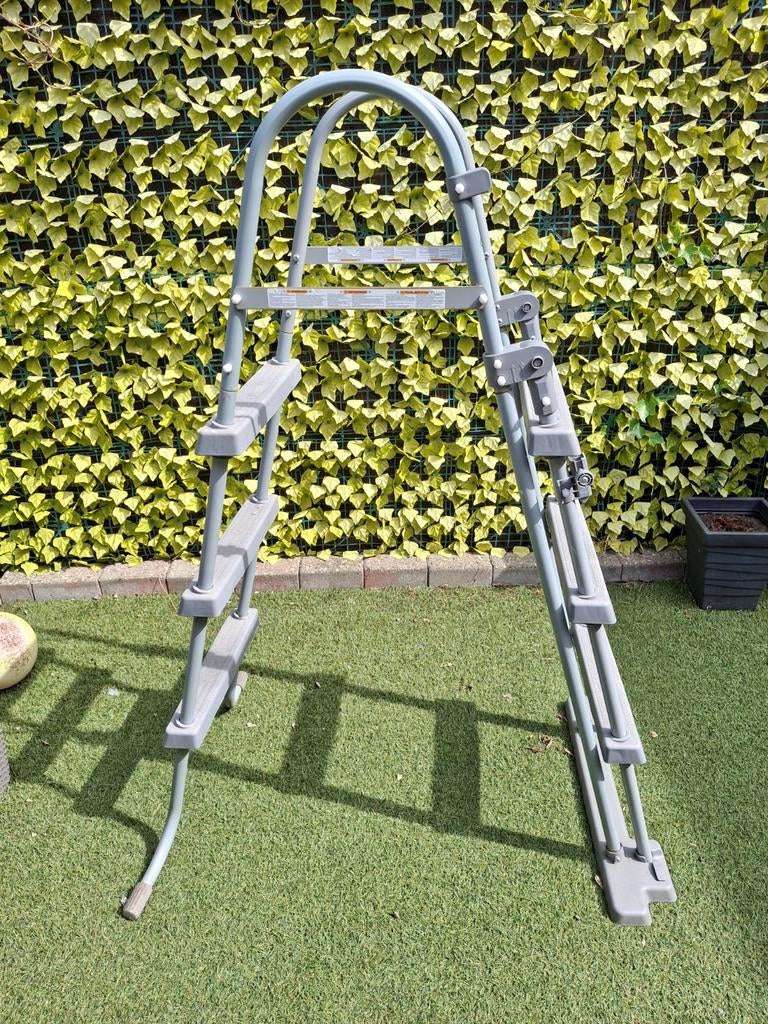 GRATIS ..Bestway Zwembadladder - Robuust en Veilig, Ophalen, Gebruikt, Ladder