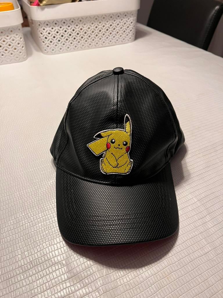 Zwarte pokemon pikachu pet. Kindermaat. Als nieuw, Ophalen of Verzenden, Zo goed als nieuw, Jongen of Meisje