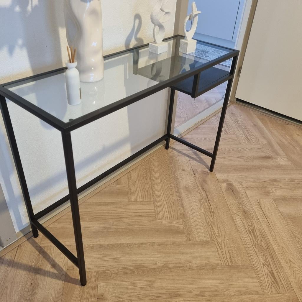 Moderne zijtafel met glas en metaal, Huis en Inrichting, Tafels | Sidetables, Ophalen, 100 tot 150 cm, Modern, Industrieel, Zo goed als nieuw