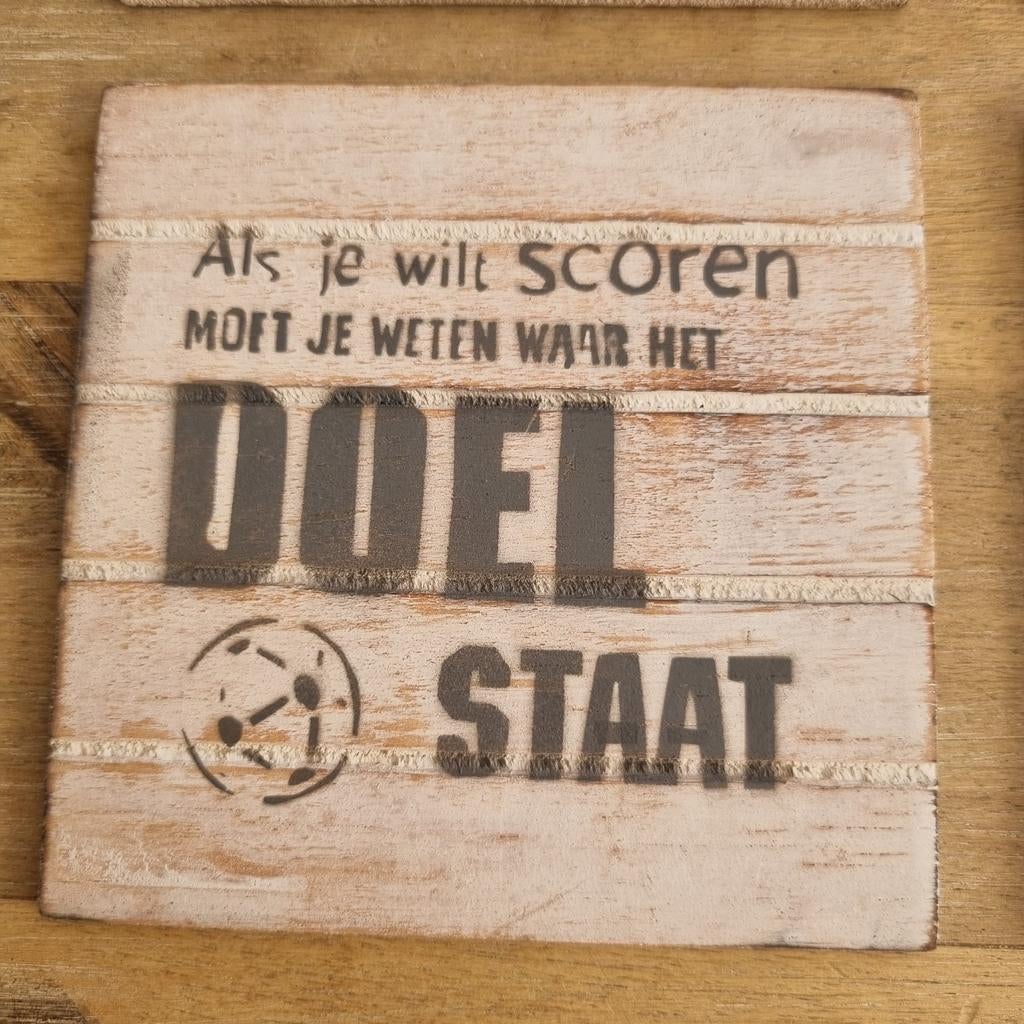Houten onderzetters 10x10 cm met voetbal spreuk, Ophalen of Verzenden, Nieuw, Glas of Kopje