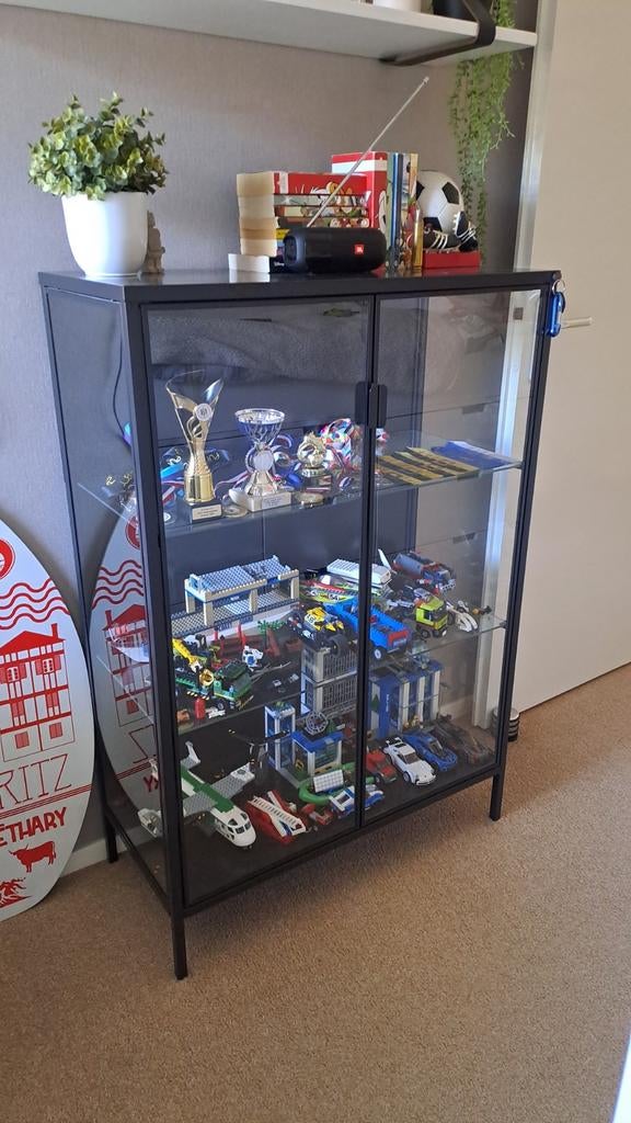 Rudsta vitrinekast ikea, Huis en Inrichting, Ophalen, Met deur(en), 100 tot 150 cm, 50 tot 100 cm