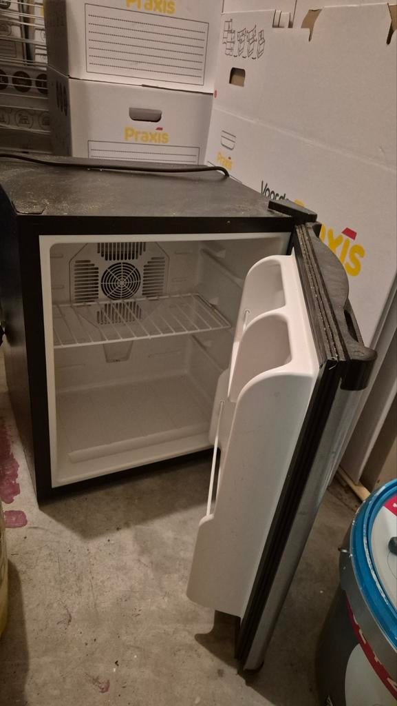 Compacte mini koelkast - Ideaal voor kleine ruimtes, Witgoed en Apparatuur, Ophalen, Minder dan 75 liter, Zonder vriesvak, Gebruikt